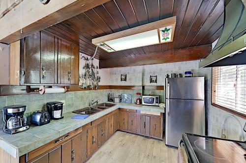 All-season Home - Large Deck & Bear Mountain Views Home