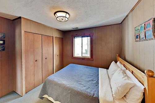 Mallard Lagoon Escape - Private Hot Tub & Dock Home
