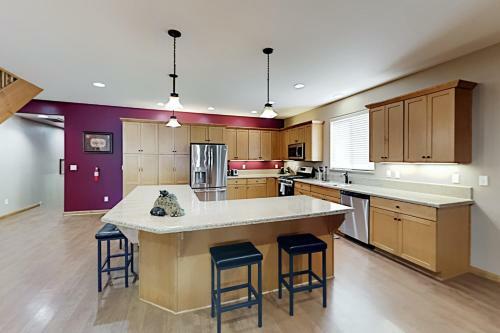 Apartamento All-suite Retreat - 2 Adjacent Units - Hot Tubs Duplex