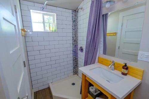 Hostal Eastside Guesthouse And Bivy