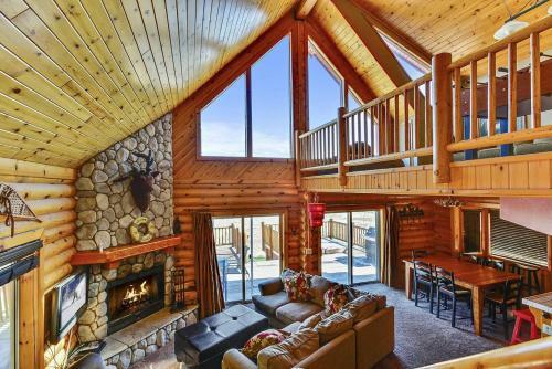 3 Cubs Lakefront Cabin