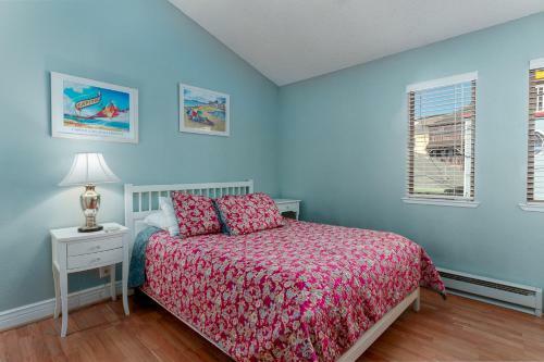 Colorful Capitola Village Cottage
