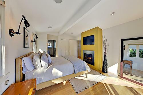 Private Vineyard Haven - Firepit & Outdoor Oasis Home