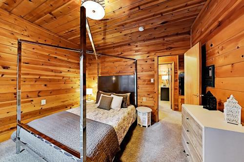 Serene Getaway - Walk To Private Beach Cabin