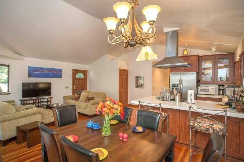 Absolute Zen! Redwoods! Bbq Grill! Fast Wifi!! Ping Pong!! Dog Friendly!