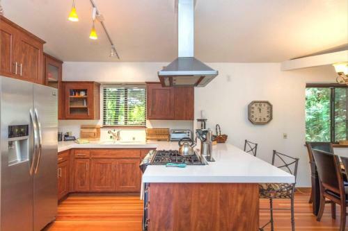 Absolute Zen! Redwoods! Bbq Grill! Fast Wifi!! Ping Pong!! Dog Friendly!