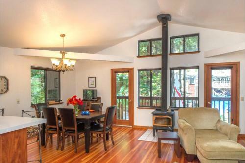 Absolute Zen! Redwoods! Bbq Grill! Fast Wifi!! Ping Pong!! Dog Friendly!