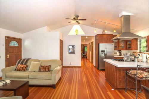 Absolute Zen! Redwoods! Bbq Grill! Fast Wifi!! Ping Pong!! Dog Friendly!