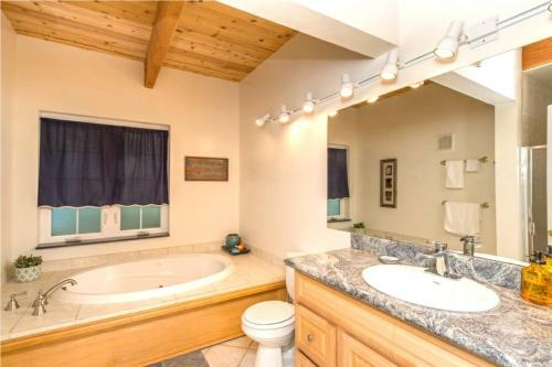 Blue Cherry! Redwoods! Bbq Grill! Fire Table! Ping Pong! Fast Wifi!! Dog Friendly!