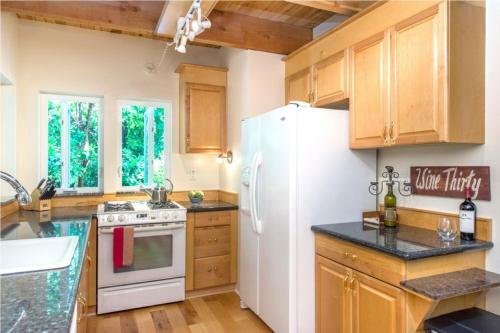 Blue Cherry! Redwoods! Bbq Grill! Fire Table! Ping Pong! Fast Wifi!! Dog Friendly!