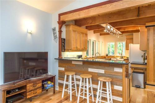 Blue Cherry! Redwoods! Bbq Grill! Fire Table! Ping Pong! Fast Wifi!! Dog Friendly!