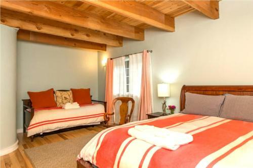 Blue Cherry! Redwoods! Bbq Grill! Fire Table! Ping Pong! Fast Wifi!! Dog Friendly!