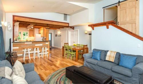 Blue Cherry! Redwoods! Bbq Grill! Fire Table! Ping Pong! Fast Wifi!! Dog Friendly!