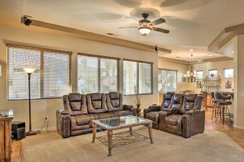 Spacious Retreat With Tiki Lounge And Pool Table!