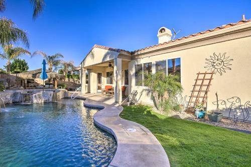 Spacious Retreat With Tiki Lounge And Pool Table!
