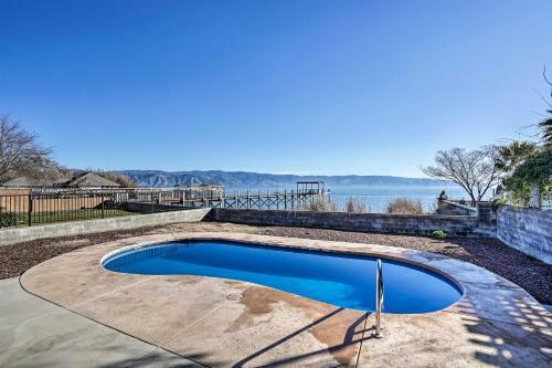 Waterfront Cottage With Pool And Clear Lake View!