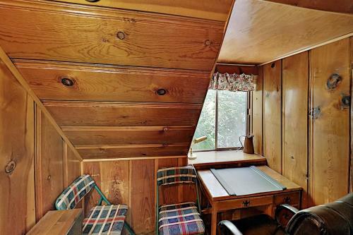 Peaceful Pines Lodge - Fireplaces & Game Room Home
