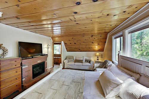 Peaceful Pines Lodge - Fireplaces & Game Room Home