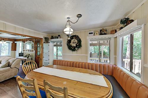 Peaceful Pines Lodge - Fireplaces & Game Room Home