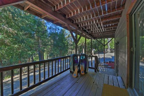 Woodsy Hideaway With Deck About 1 5 Mi To Village!