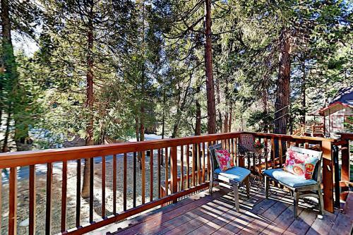 Tres Ositos Bavarian Cabin - Relaxing Deck & A C Home