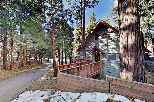 Tres Ositos Bavarian Cabin - Relaxing Deck & A C Home