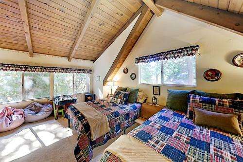 Tres Ositos Bavarian Cabin - Relaxing Deck & A C Home