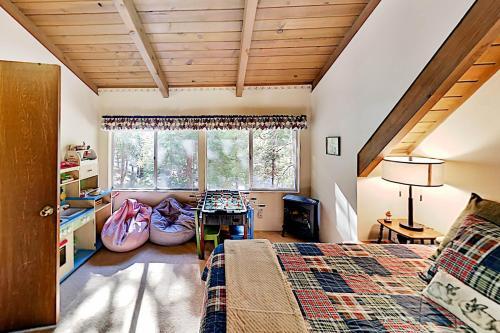 Tres Ositos Bavarian Cabin - Relaxing Deck & A C Home
