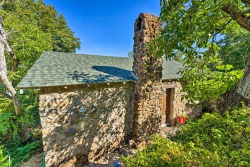 Romantic Lakeside Digs Near Wineries And Beach