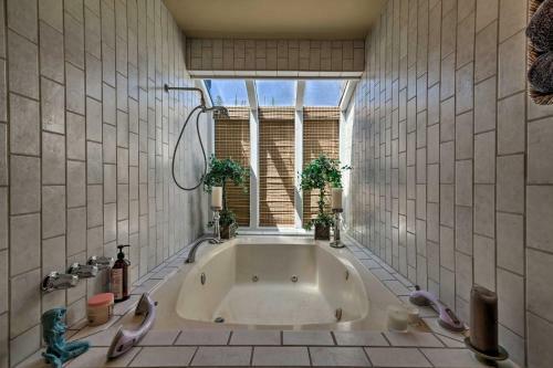 Deluxe Townhome With Deck, 2 Mi To Dtwn Modesto