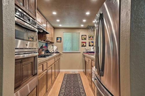 Deluxe Townhome With Deck, 2 Mi To Dtwn Modesto
