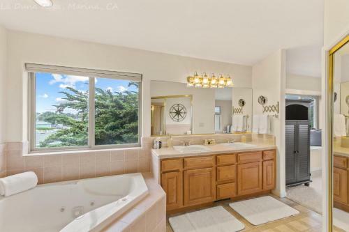 Large 3 Bedroom 2 Bath In Marina