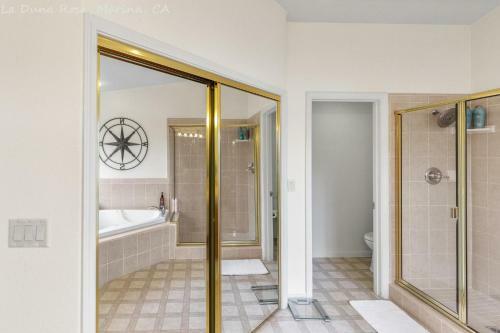 Large 3 Bedroom 2 Bath In Marina