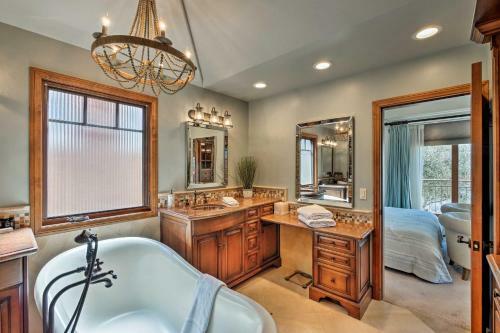 Luxury Newport Beach Getaway - 1 Block From Shore!