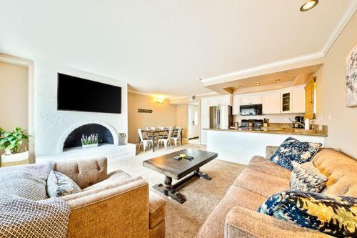 Nb-1126a-newport Beach Condo Delight