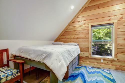 Griffin's Lair - Spacious & Modern Lakefront Cabin Home