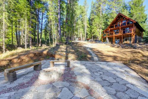Griffin's Lair - Spacious & Modern Lakefront Cabin Home