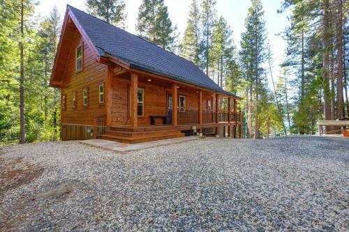 Griffin's Lair - Spacious & Modern Lakefront Cabin Home