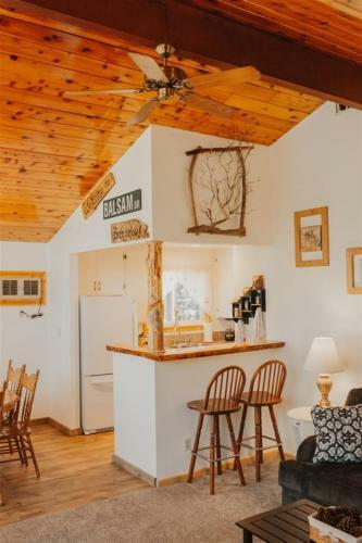 Bass Lake`s Balsam Bungalow