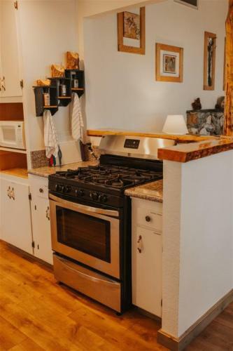 Bass Lake`s Balsam Bungalow