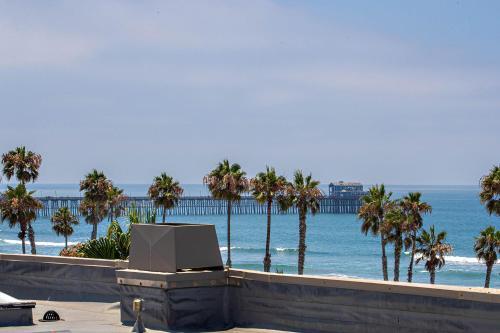 Penthouse Condo W/ Panoramic Ocean Views At Beach Resort