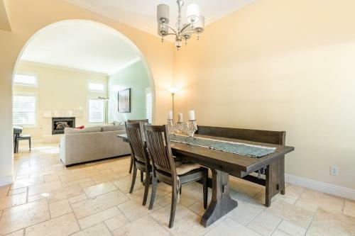 Luxurious Home Only 1 Mile From Del Mar Beach Home