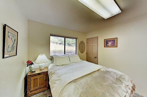 Mountain-view Vineyard Cottage - Private Hot Tub Cottage