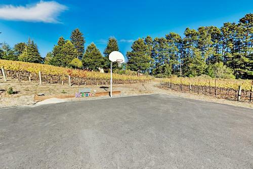 Mountain-view Vineyard Cottage - Private Hot Tub Cottage