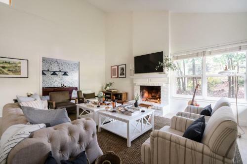Clementine - Bright Modern Retreat W Pool & Large Patio