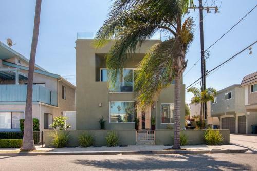 Ocean-view Oasis With Rooftop Deck - Steps To Beach Home
