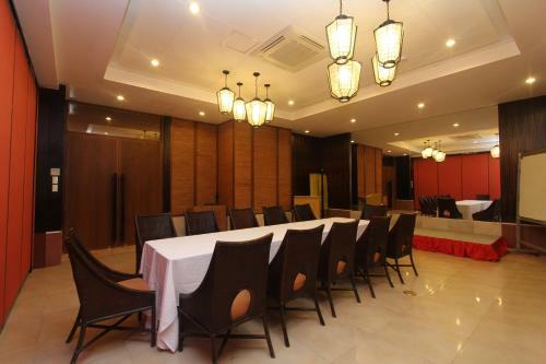 Hotel Crown Regency Beach Resort