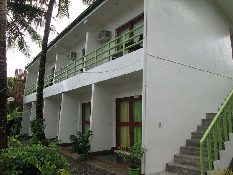 Hotel Reddoorz Plus @ Secret Garden Boracay