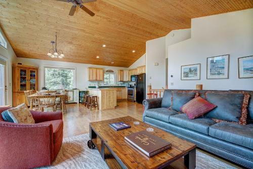 Daniels Mountain View Log Cabin Home