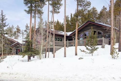 Luxurious & Spacious Home With Hot Tub - Sleeps 24